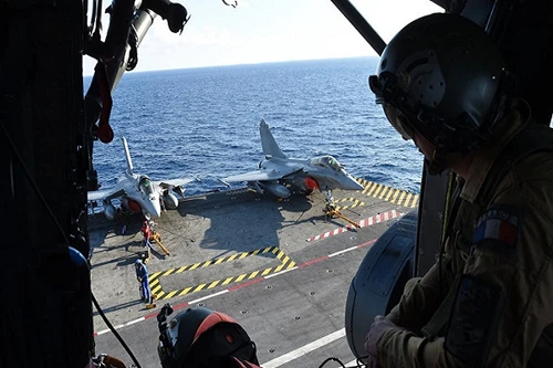 Máy bay từ tàu sân bay Charles de Gaulle của Pháp bắt đầu không kích IS