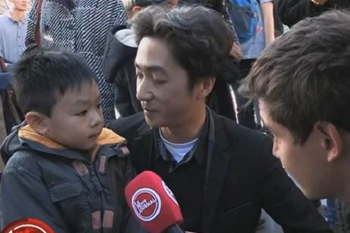 Hậu vụ khủng bố ở Paris, cha dạy con: "Chúng có súng, còn chúng ta có hoa"