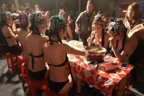 Đại tiệc lẩu ngoài trời biến thành đại tiệc… bikini nóng bỏng