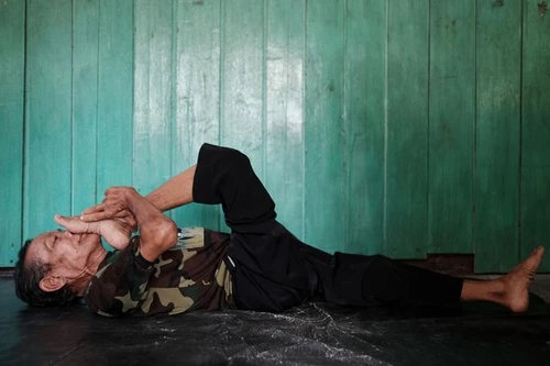 Khó tin xem ông già U70 uốn dẻo như kẹo kéo