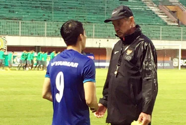 Công Vinh xúc động gặp lại thầy cũ Riedl trên đất Indonesia