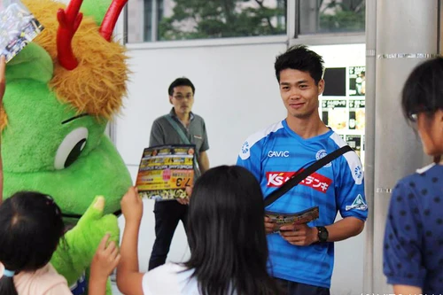 Công Phượng: Cầu thủ đi phát tờ rơi là "chuyện thường ngày ở Nhật"