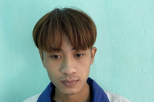 Bị phát hiện khi đang trộm cắp, gã trai đâm vợ chồng chủ nhà hàng chục nhát dao