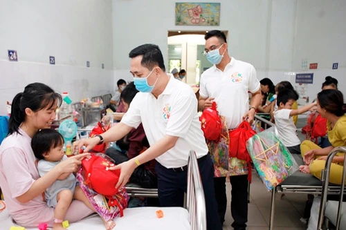 Generali tặng quà cho các bệnh nhi khó khăn và hỗ trợ công tác chống dịch 