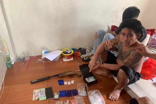Cặp đôi bố - con chuyên buôn ma túy, tàng trữ súng tự chế