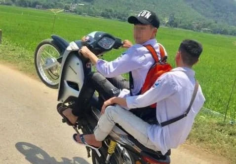 Khoe clip ‘bốc đầu’ xe máy trên mạng, hai nam thanh niên bị phạt hơn 12 triệu đồng