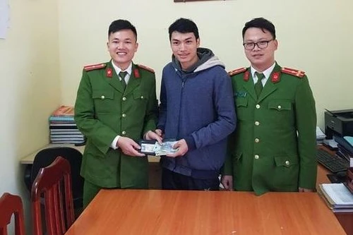 Công an xã tìm và trả lại tài sản đánh rơi cho người dân