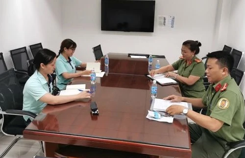 Tiếp tục tự động gia hạn tạm trú cho người nước ngoài