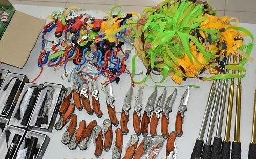 Người đàn ông vận chuyển nhiều vũ khí thô sơ và "đồ chơi tình dục"