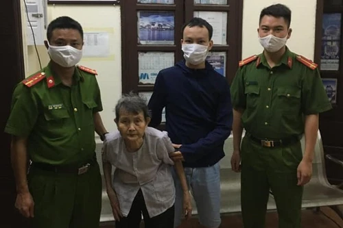 Công an Hà Nội giúp đỡ cụ bà đi lạc trong đêm mưa