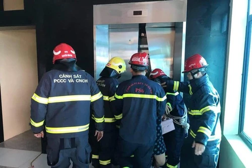 Hà Nội: Giải cứu hàng chục người mắc kẹt trong thang máy