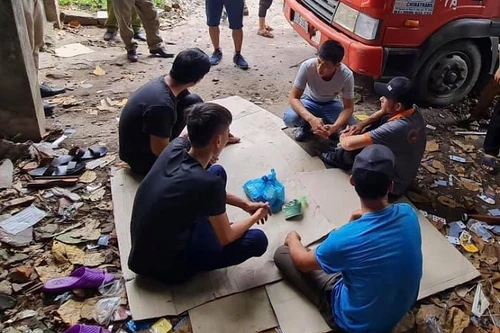 Đối tượng truy nã bị bắt khi đang... đánh bạc 