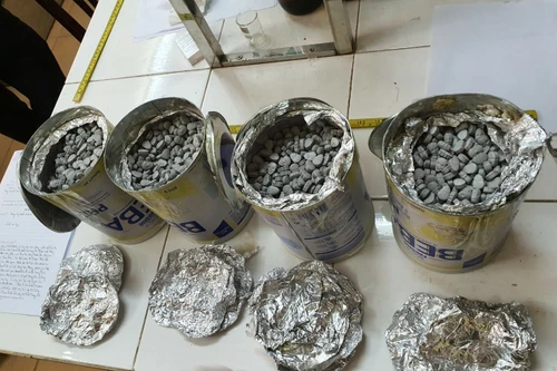 Lộ bí mật trong những hộp sữa được chuyển về từ nước Đức