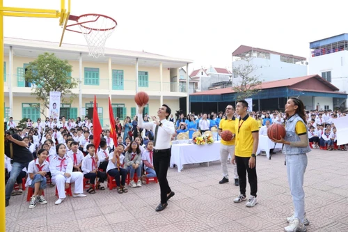 Sun Life trao tặng trụ bóng rổ cho 51 trường học trên cả nước