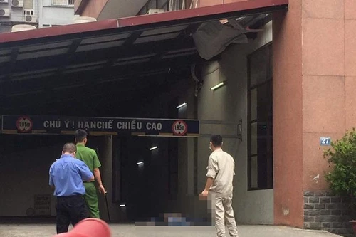 Hà Nội: Nam thanh niên rơi từ tầng thượng xuống đất tử vong