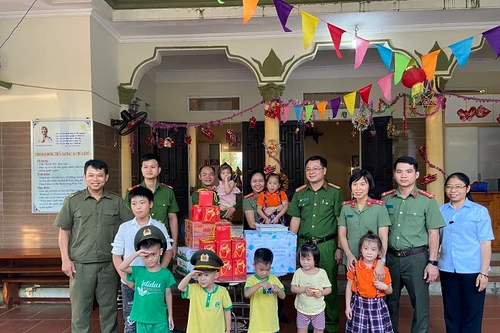 Mang Trung thu đến với những em nhỏ thiệt thòi