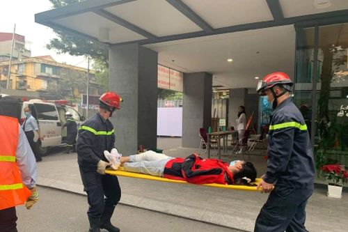 Cứu thoát nhiều người mắc kẹt trong đám cháy giả định tại Bệnh viện Việt Pháp Hà Nội