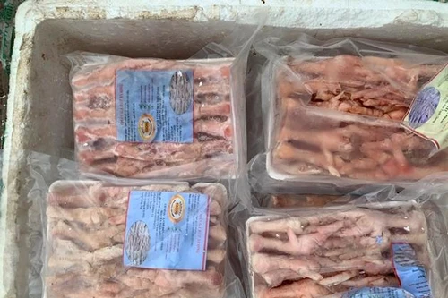 Phát hiện đối tượng vận chuyển hơn 1 tạ thực phẩm đã chuyển màu, bốc mùi khó ngửi