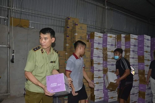 [Clip] Cận cảnh kho hàng 'khủng' chứa hơn 10.000 chai sữa chua nhập lậu