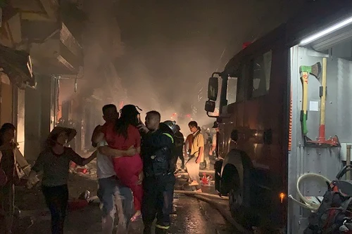 [Clip] Cảnh sát và người dân giải cứu nhiều người lớn trẻ em mắc kẹt trong vụ cháy cửa hàng gas