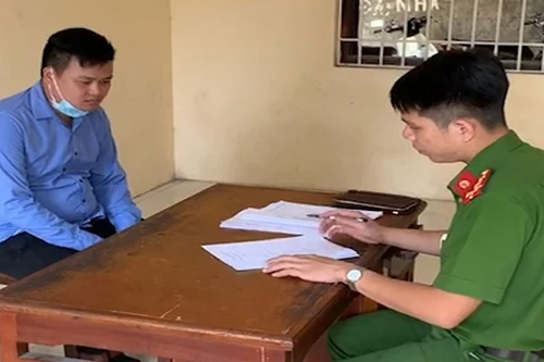 Bắt đối tượng chuyên làm giả từ bằng lái xe...đến sổ 'đỏ'