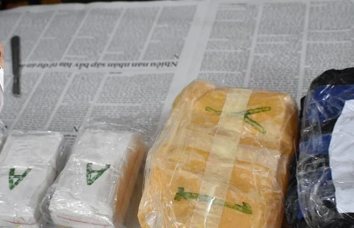 Vây bắt đối tượng giấu 'hàng trắng' dưới đệm xe ôtô