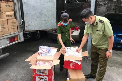 [Clip] Xem Cảnh sát chặn bắt một xe tải chở bánh kẹo nhập lậu