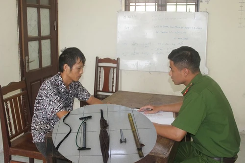 Khởi tố bố đẻ hành hạ dã man con trai