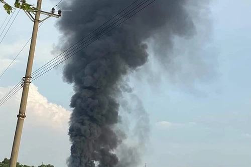 Xử lý vụ cháy lớn khu nhà xưởng gỗ ở huyện Thạch Thất