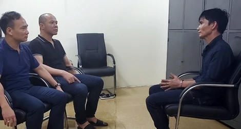 Khởi tố bố đẻ tàng trữ ma túy, súng quân dụng, bạo hành dã man con gái ở Bắc Ninh