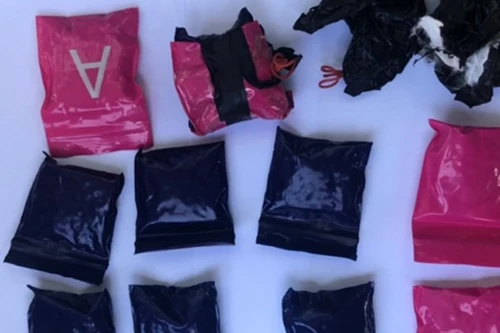 Đối tượng buôn ma túy bỏ lại "hàng", trốn vào rừng khi bị Cảnh sát truy bắt