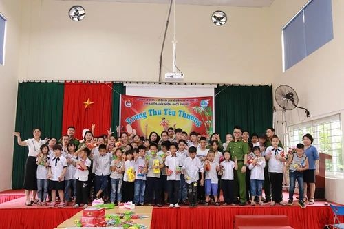 Món quà Trung thu ý nghĩa dành tặng các em học sinh trường Hy Vọng