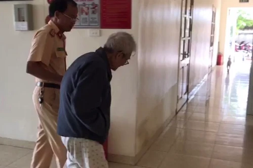 Giúp cụ ông 87 tuổi đi lạc hơn 10km lên Đại lộ Thăng Long về nhà an toàn