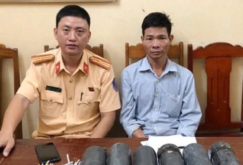 Bắt đối tượng 'ôm' 12kg thuốc nổ lên xe khách