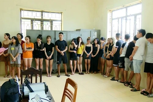 Đột kích 'động lắc' trong khách sạn, phát hiện 22 đối tượng dương tính với ma túy