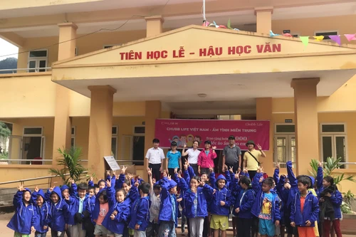 Chubb Life Việt Nam trao tặng hơn 15.000 chiếc áo ấm cho trẻ em vùng lũ 