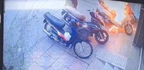 [Clip] Cận cảnh diễn biến gã đàn ông đổ xăng đốt xe máy của người dân