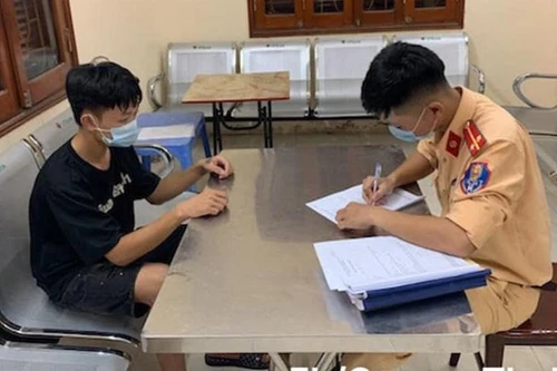 Nam thanh niên 2 lần bị phạt vì "bốc đầu" xe máy đăng lên mạng xã hội