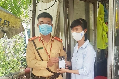 Cảnh sát giao thông tìm được chủ nhân chiếc điện thoại rơi trên cầu Chương Dương 