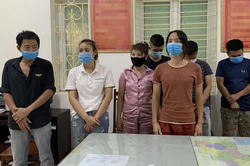 "Nữ quái" xách ma túy cho nhóm thanh niên "bay lắc" trong nhà nghỉ bị bắt