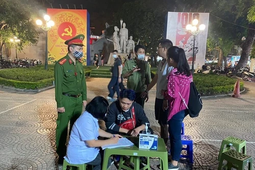 Xử phạt các trường hợp không đeo khẩu trang khi vào phố đi bộ Hoàn Kiếm