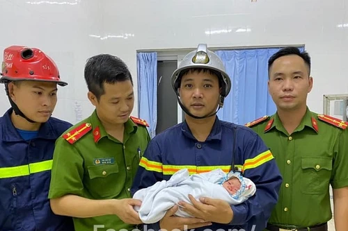 Cảnh sát giải cứu bé trai sơ sinh bị bỏ ở khe tường