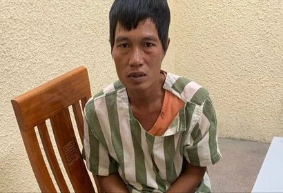 Gã đàn ông có 'sở thích' kỳ quái, đốt xe máy của người dân