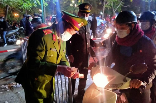 Bảo vệ an toàn cho người dân vui đón lễ Giáng sinh