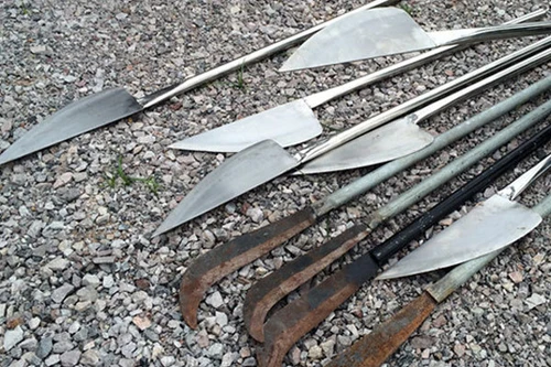 Phát hiện nhiều phụ kiện lắp súng, đạn và vũ khí trong khu lán tạm