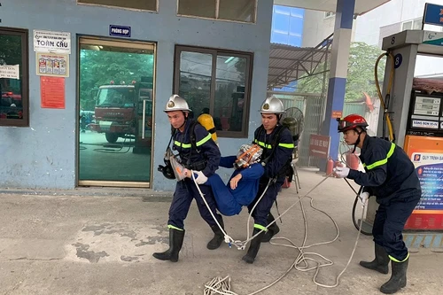 Cứu nhân viên mắc kẹt trong đám cháy giả định tại cây xăng CTM -GGE