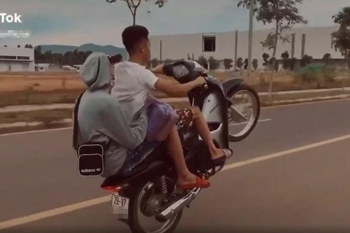 Khoe clip 'bốc đầu' xe lên mạng, nam thanh niên bị phạt hơn 4 triệu đồng