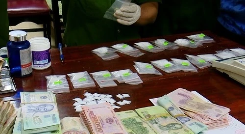 Bắt 'đầu nậu' ma túy, thu nhiều hung khí nguy hiểm