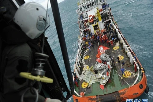 Hiện trường trục vớt phần đuôi máy bay AirAsia QZ8501