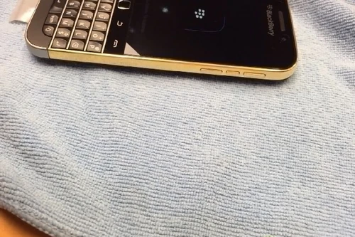 BlackBerry Classic mạ vàng 24K đầu tiên